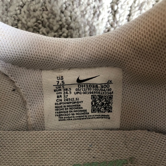 Light Green Vintage Nike Running Shoes - Picture 3 of 4